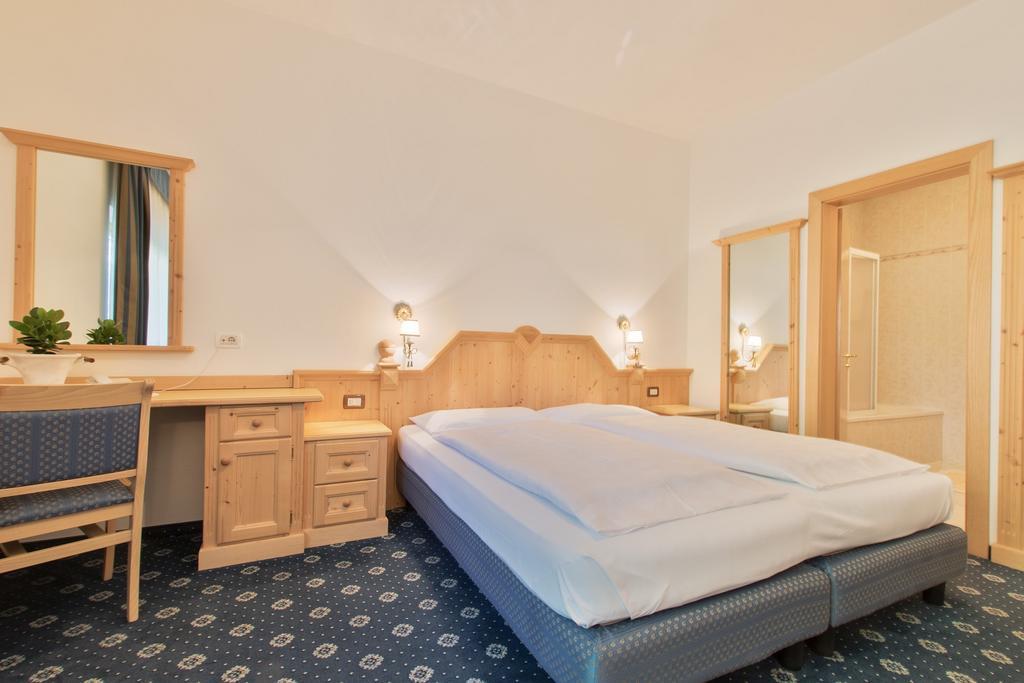 Aparthotel Garnì La Dorada Colfosco Habitación foto