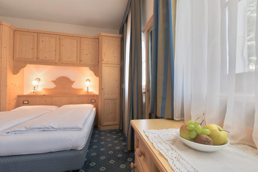 Aparthotel Garnì La Dorada Colfosco Habitación foto